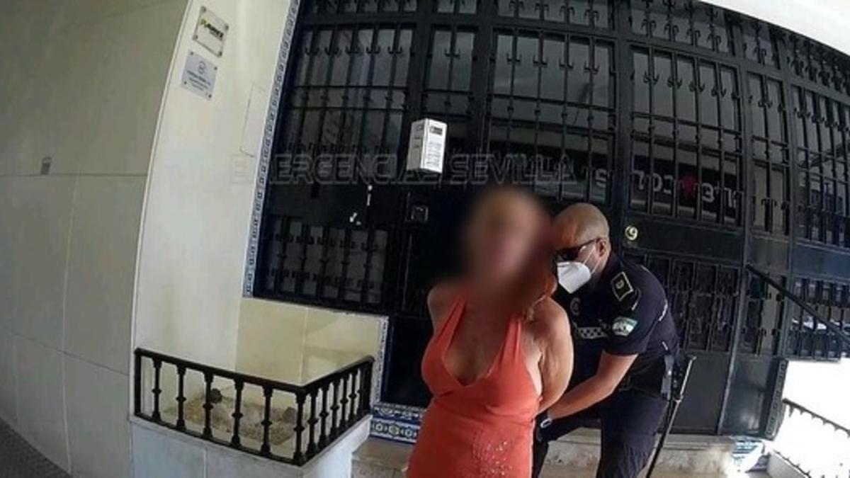 Detienen a una mujer tras apuñalar a su expareja en Sevilla