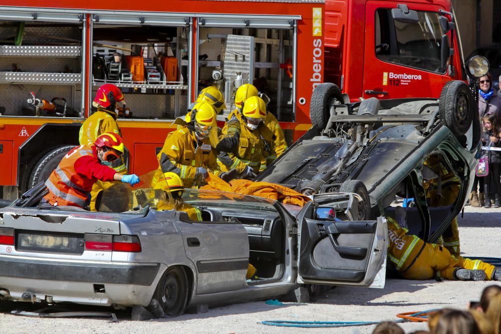 Los bomberos protagonizan rescatan a dos personas tras un accidente de tráfico ante numeroso público