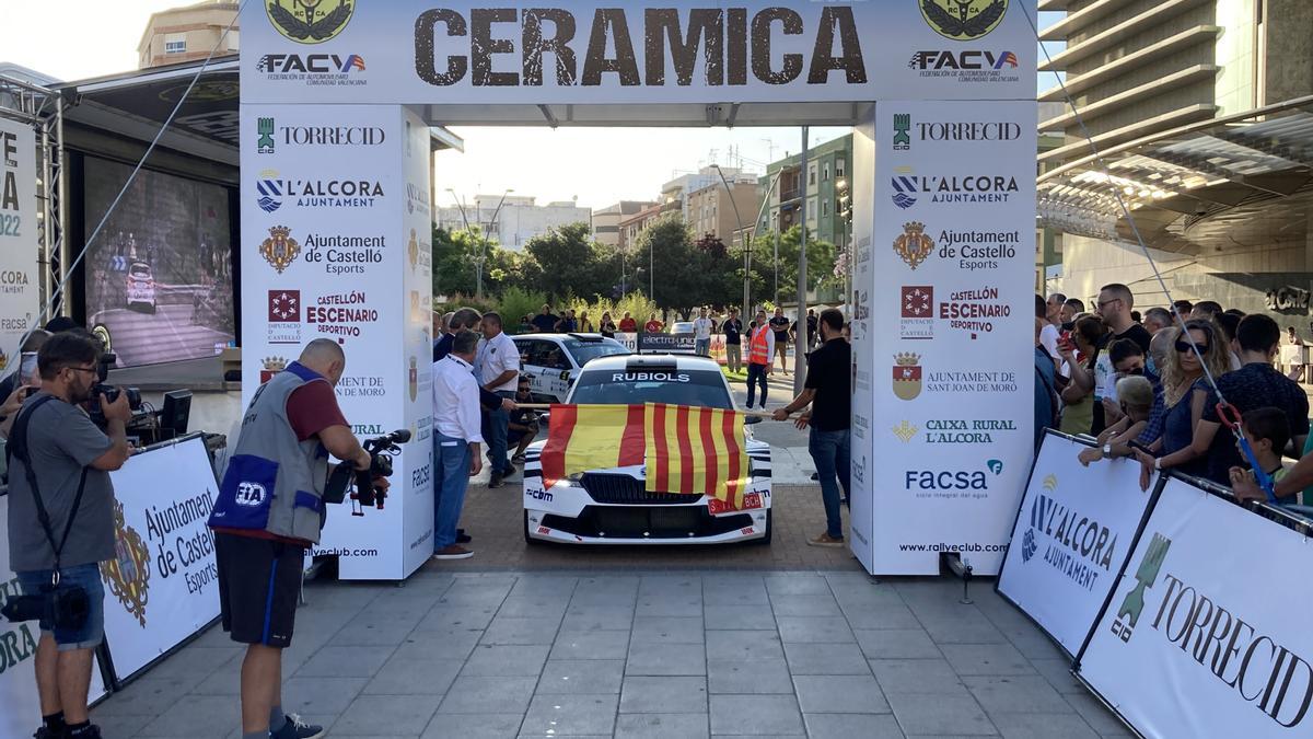 El piloto alcorino Santi Carnicer, pentacampeón el Rally de la Cerámica, en la línea de salida.