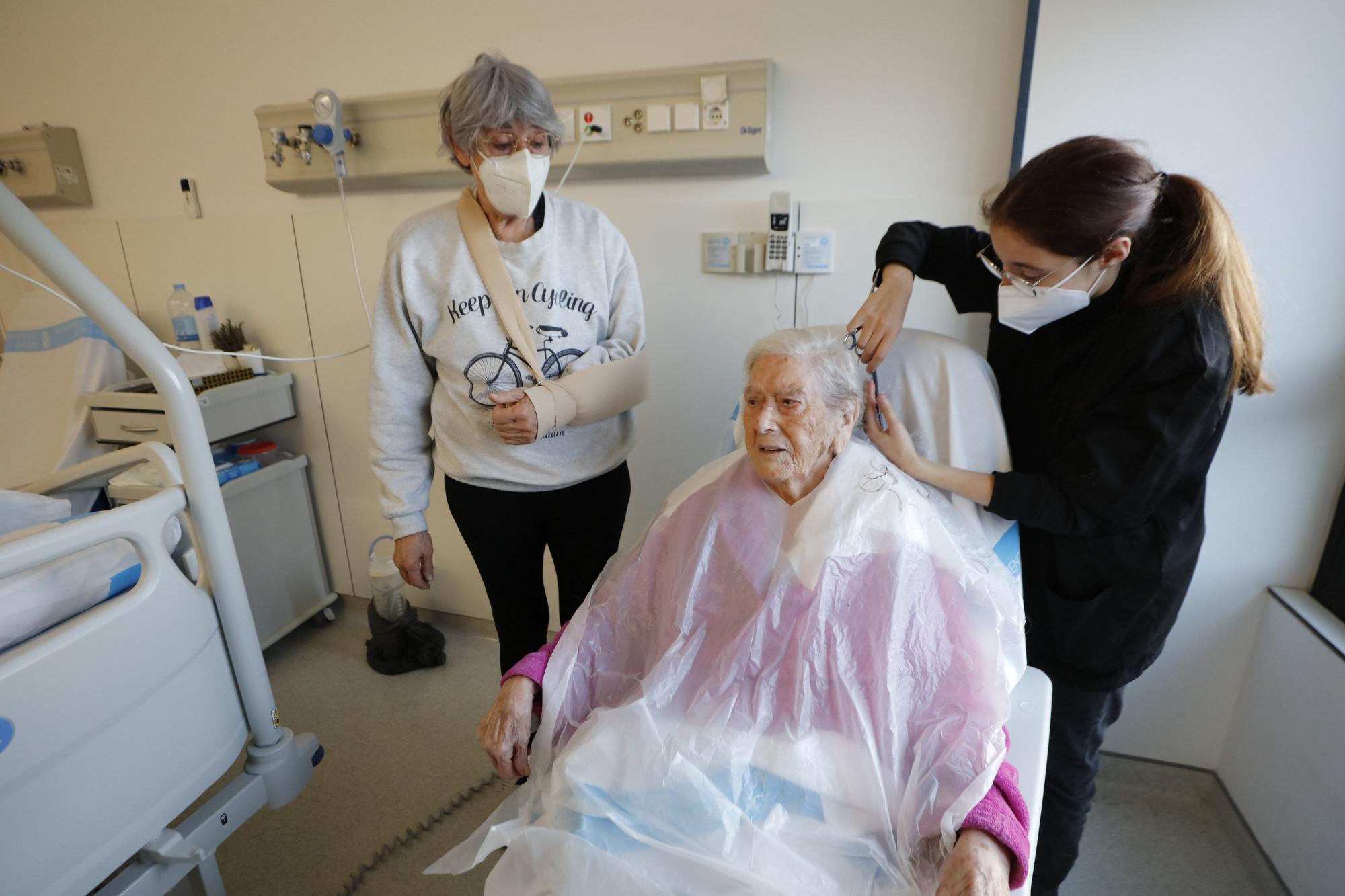 Las alumnas del IES Algarb cortan el pelo a pacientes ingresados en Can Misses