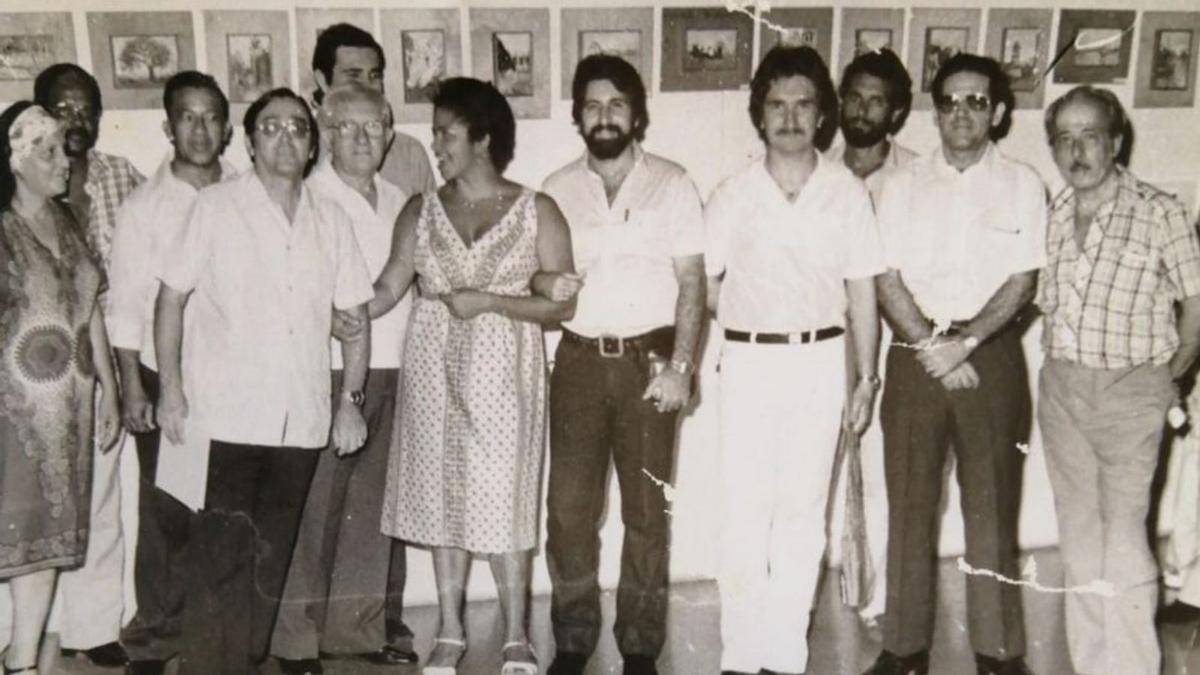 Él durante su juventud en Cuba, con compañeros del ámbito artístico. 