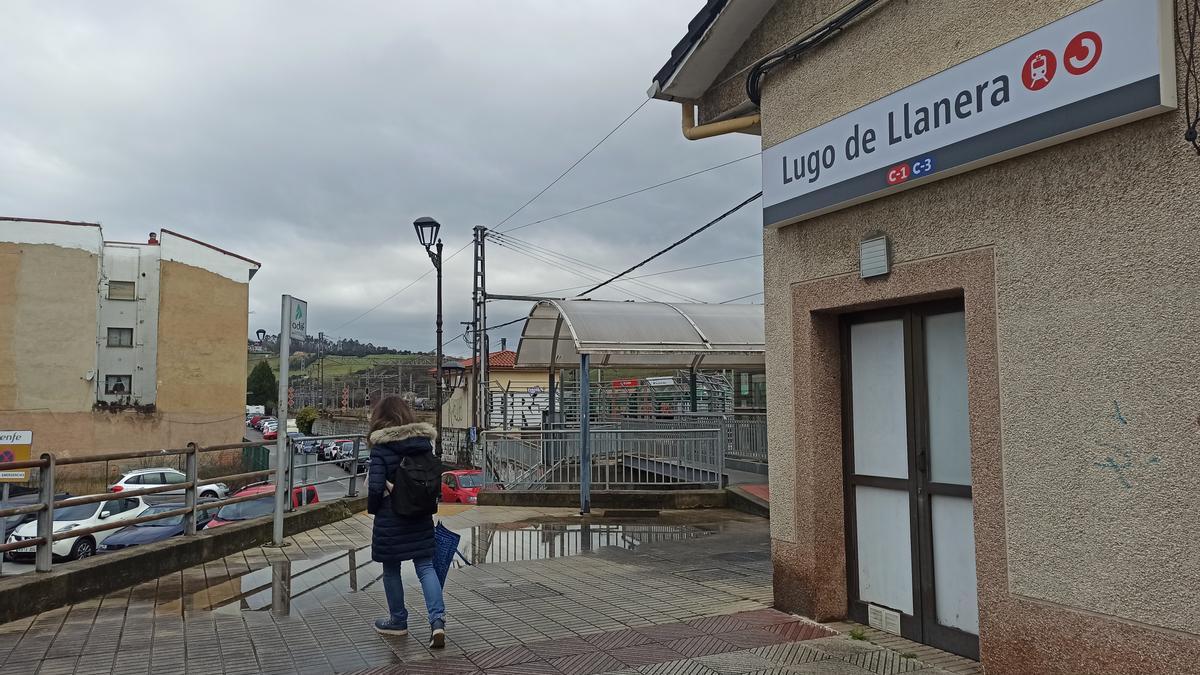 Una usuaria en la estación de tren de Lugo de Llanera.