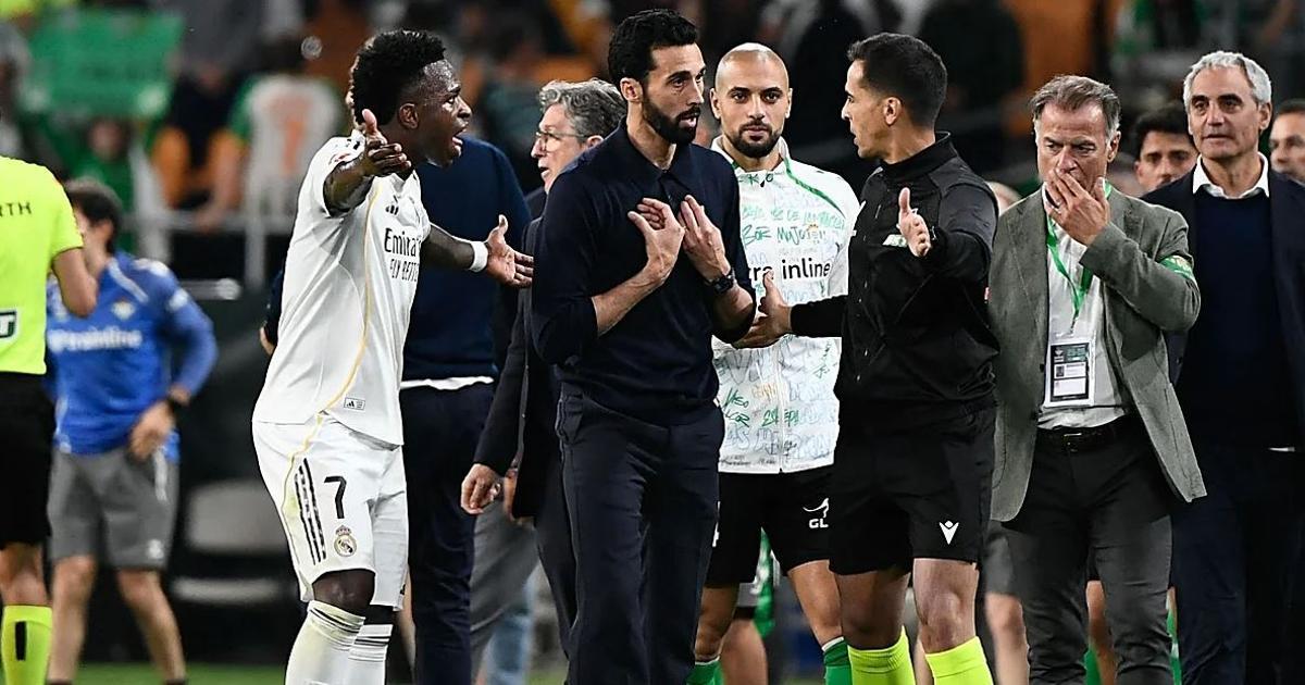 Arbeloa y Vinícius protestan a uno de los árbitros del Betis - Madrid