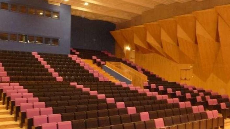 Una vista del interior del teatro auditorio de Siero, en la Pola.