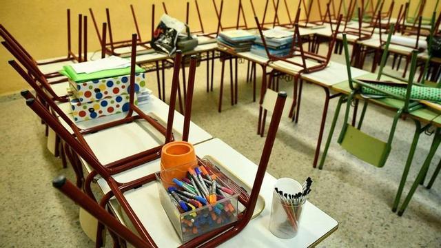 Una aula buida d’una escola de primària