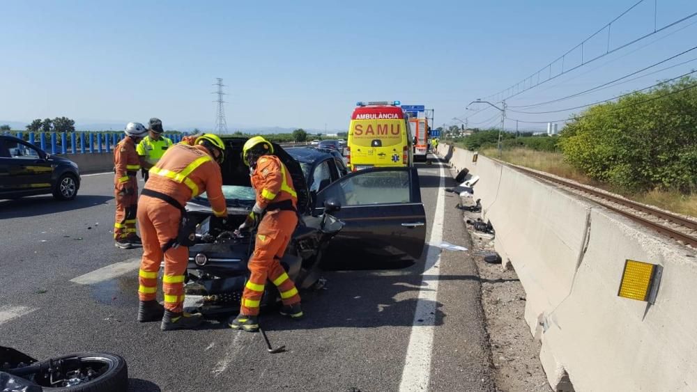 Un conductor temerario provoca un accidente en la A-7 a la altura de l'Alcúdia y se fuga