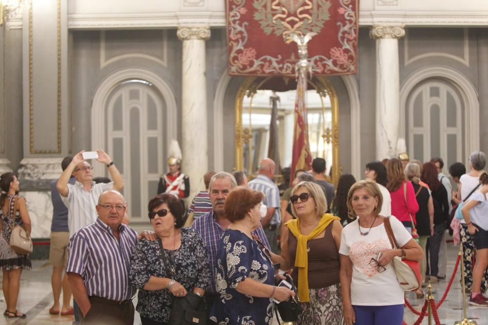 Visita a la Real Senyera en el Ayuntamiento