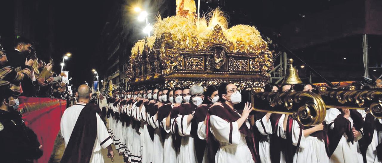 El trono de San Juan  Evangelista a hombros por la carrera principal, anoche. SOLETE SLOW PHOTO