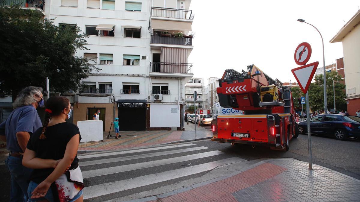 Los bomberos, junto a la vivienda afectada.