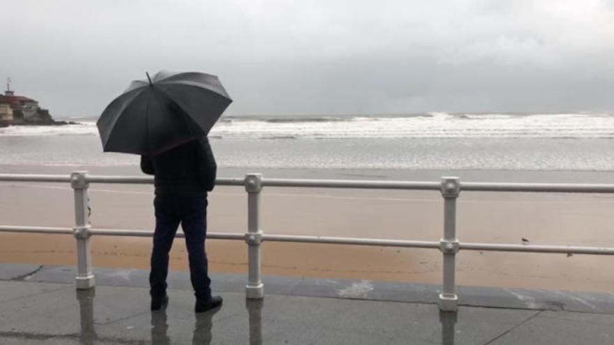 Calma en Gijón a la espera de la pleamar que llegará en unas horas