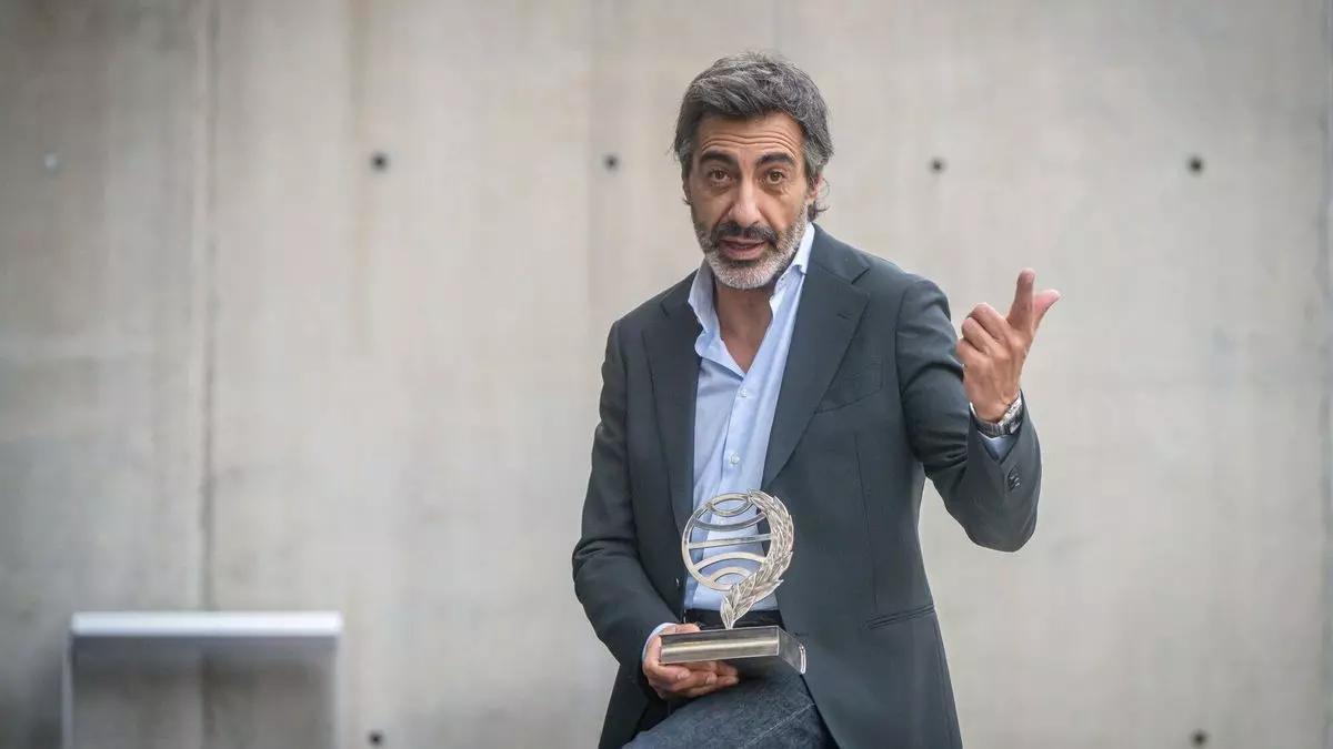 Juan del Val posa con el Premio Planeta 2025 para El Periódico.