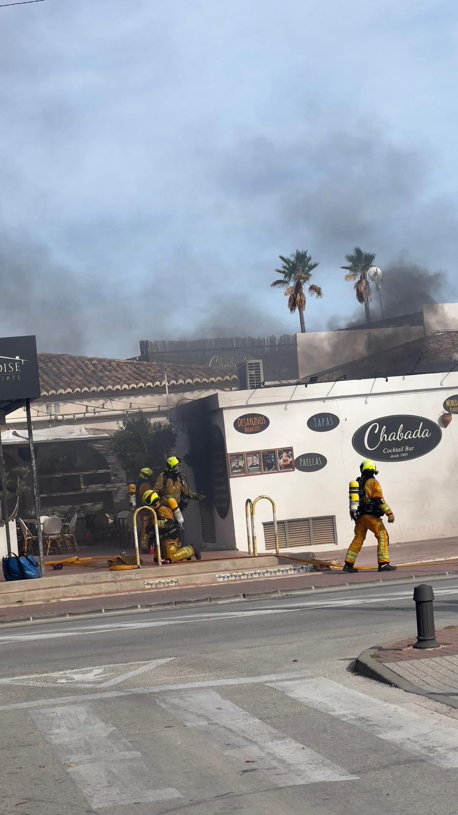 Las imágenes del incendio del transformador de la playa del Arenal de Xàbia que ha dejado sin luz a miles de abonados