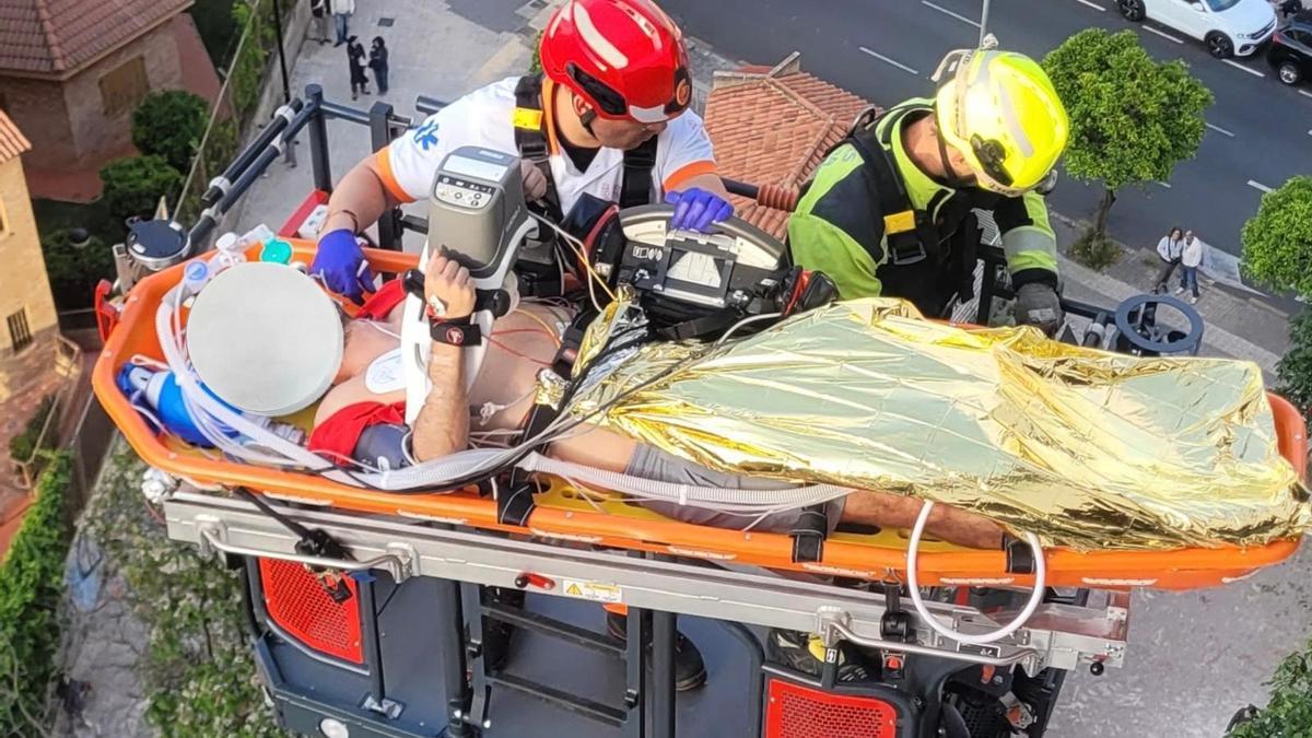 Los bomberos bajan al enfermo con una "cesta"