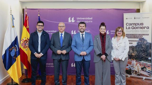 Casimiro Curbelo y Francisco García, en el centro de la imagen, durante la presentación en La Laguna.