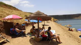 La playa de La Breña logra una bandera azul por segundo año consecutivo
