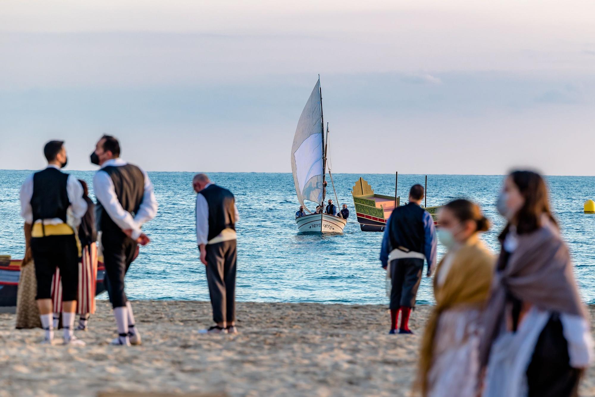 Benidorm revive la fiesta con el Hallazgo de la Virgen en la playa de Levante