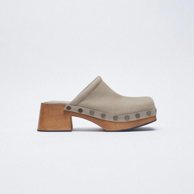 Zapato tipo zueco, con piel de color crudo, tachuelas y suela de madera con tacón, de Zara