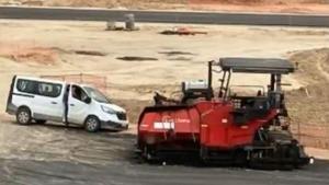 Furgoneta accidenta en las obras de Madring.
