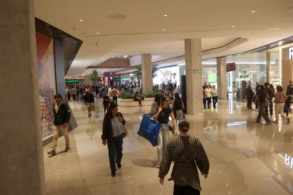 Colas en Marineda City en el primer día tras la apertura de nuevas tiendas