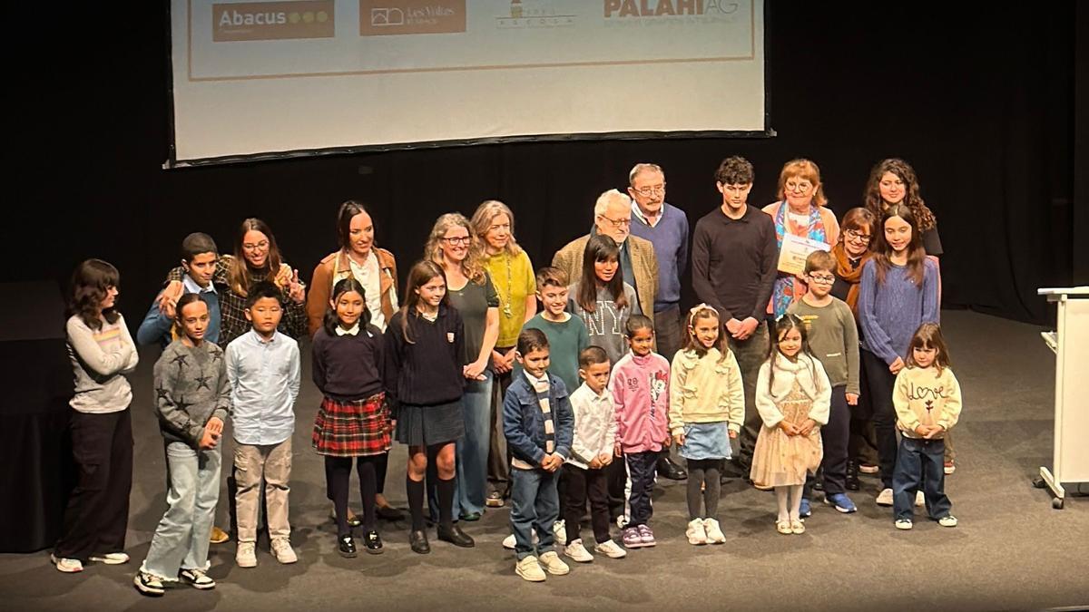Imatge de tots els guanyadors del concurs de pintura del GEiEG.