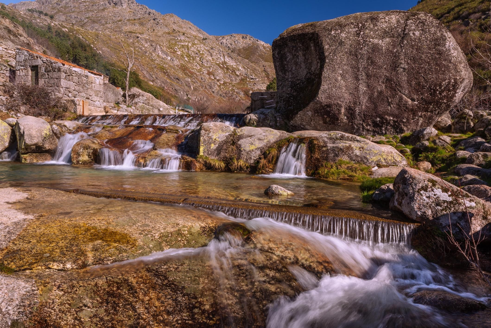 Curso del agua a su paso por Loriga.