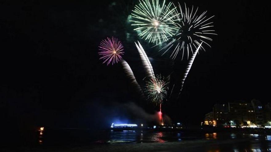 Espectáculo de fuegos artificiales tras el entierro de la sardina