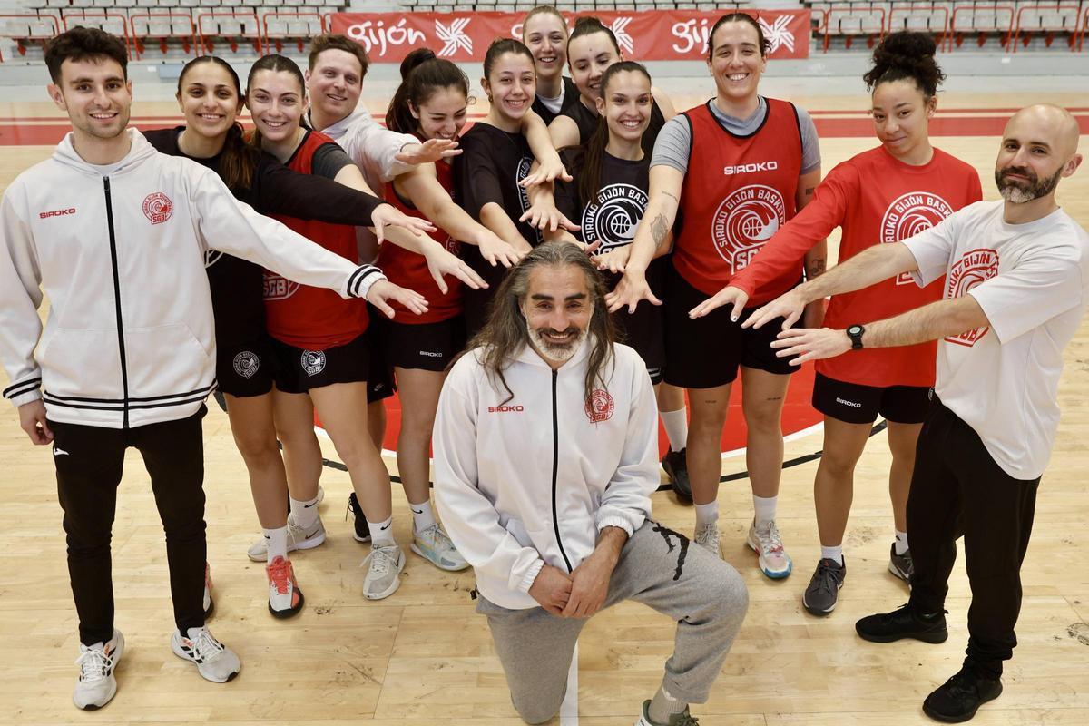 Emilio Mauro, arrodillado, rodeado de las jugadoras y los miembros de su staff técnico, en el Palacio de los Deportes de La Guía.