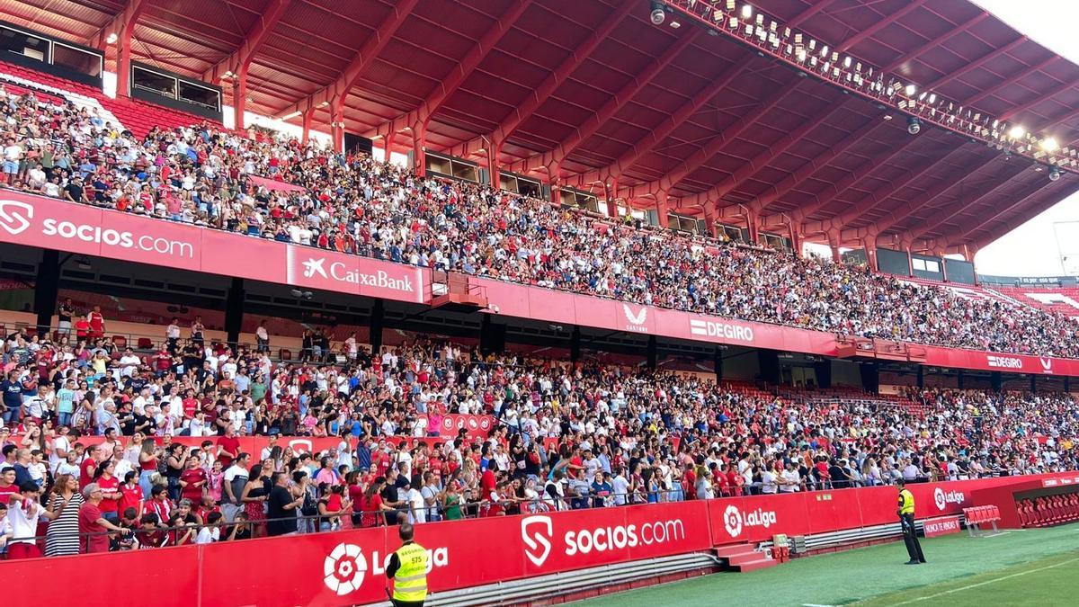 Aficionados en un entrenamiento en el Estadio Sánchez Pizjuán