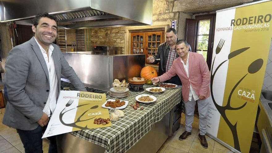 Luis López, Pablo Sobrado y Rubén Quintá, ayer en la cocina de la Casa Achacán. // Bernabé/Javier Lalín