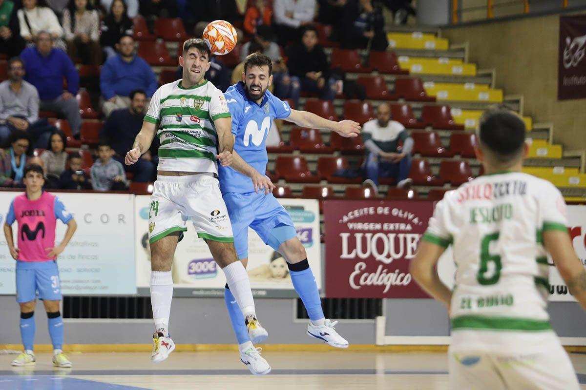 Ismael pugna con Raya en el partido entre el Córdoba Futsal y el Movistar Inter.