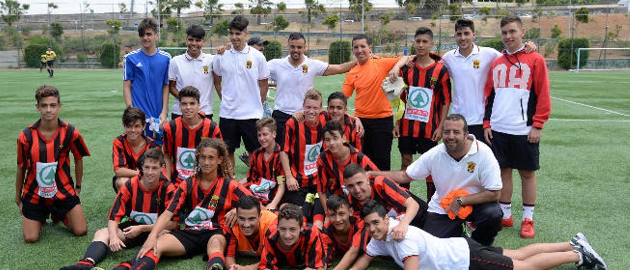 Los integrantes del equipo cadete posan tras confirmar su ascenso a cadete Preferente en el Alfonso Silva.