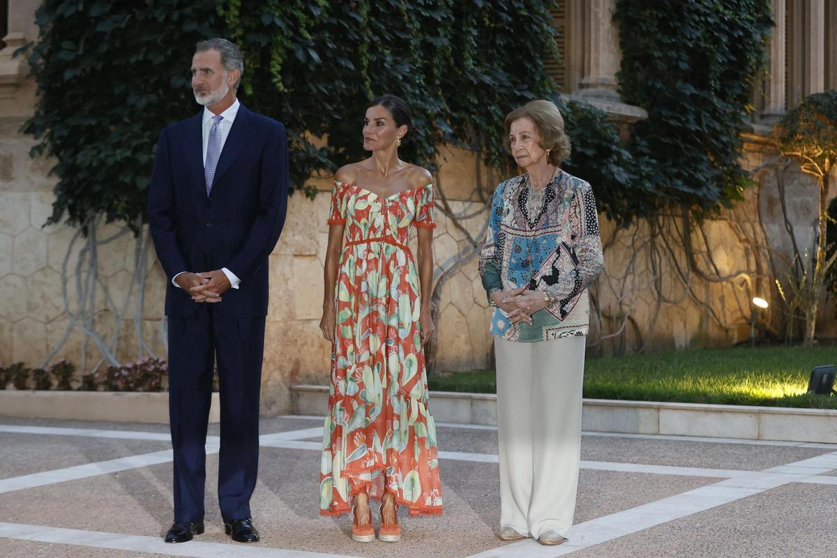 PALMA DE MALLORCA, 04/08/2022.- Los reyes Felipe VI y Letizia (c), acompañados de la reina Sofía (d), reciben este jueves a más de 300 representantes de la sociedad balear, en un encuentro que por primera vez tendrá lugar en los jardines del Palacio de Marivent. EFE/Ballesteros