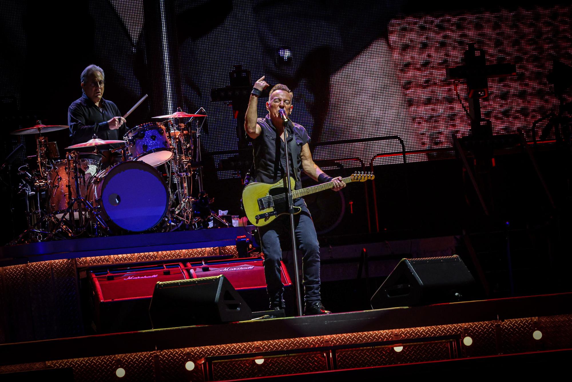 El cantant nord-americà Bruce Springsteen en un moment del concert a l'Estadi Olímpic de Montjuic, a Barcelona