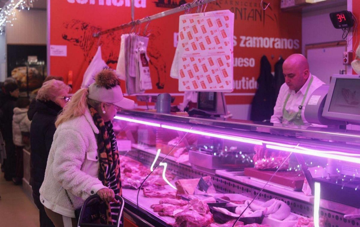 Una clienta mira el género expuesto en la vitrina. | ALBA PRIETO