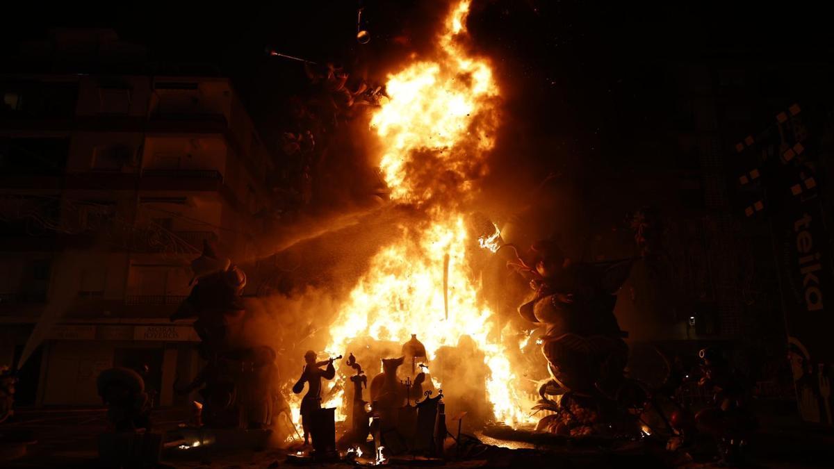 Cremà de la falla l'Antiga de Campanar, primer premio de Sección Especial