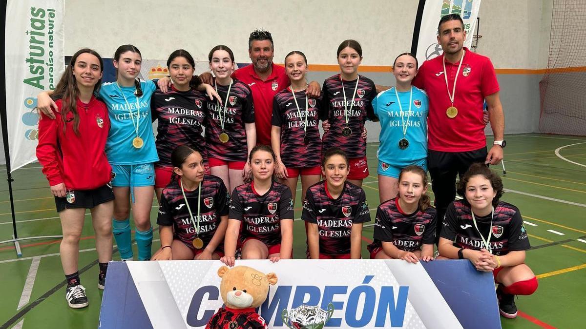 Las jugadoras y los técnicos.