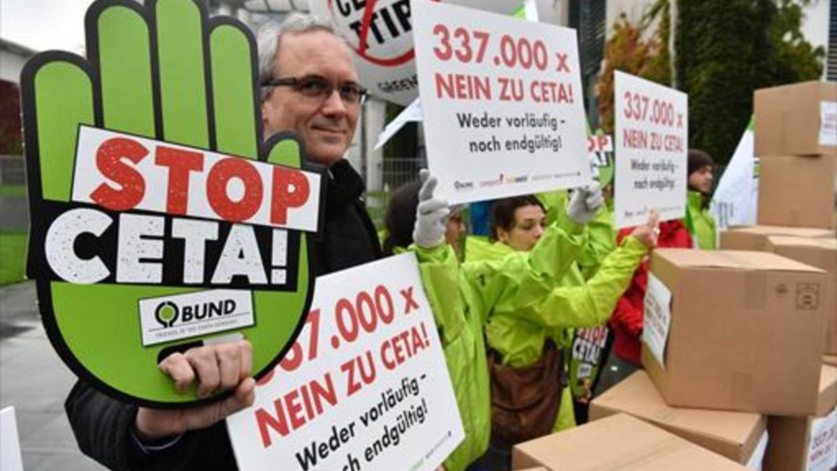 Ciudadanos contrarios al CETA y el TTIP se manifiestan delante de la Cancillería alemana, anteayer en Berlín.