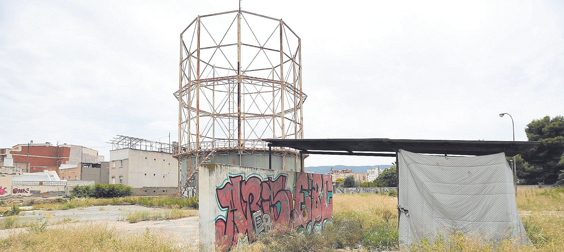 Nos adentramos en las ruinas de las antiguas calderas del gas en el barrio murciano de San Pío X