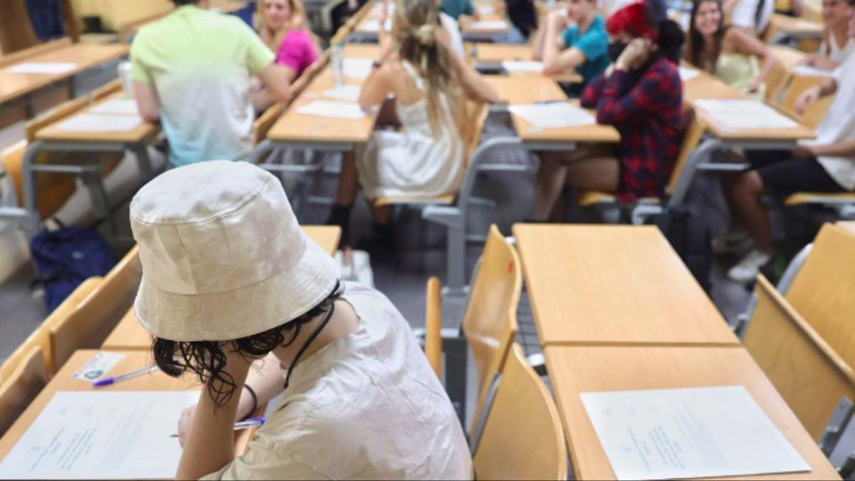 Unos alumnos realizan un examen en la Universidad Complutense de Madrid.