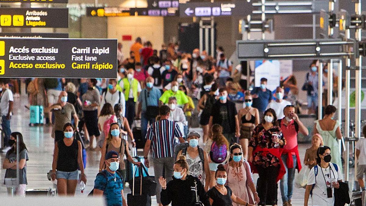 El aeropuerto va recuperando pasajeros tras los peores meses de la pandemia. | RAFA ARJONES