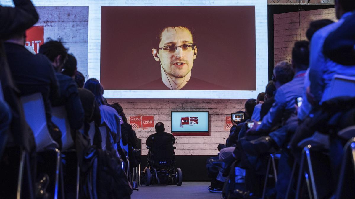 El exanalista de la CIA Edward Snowden, en una videoconferencia en 2015.
