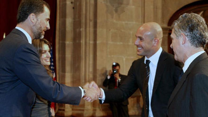 Don Felipe y Doña Letizia reciben a Pepe Reina en el hotel Reconquista de Oviedo.
