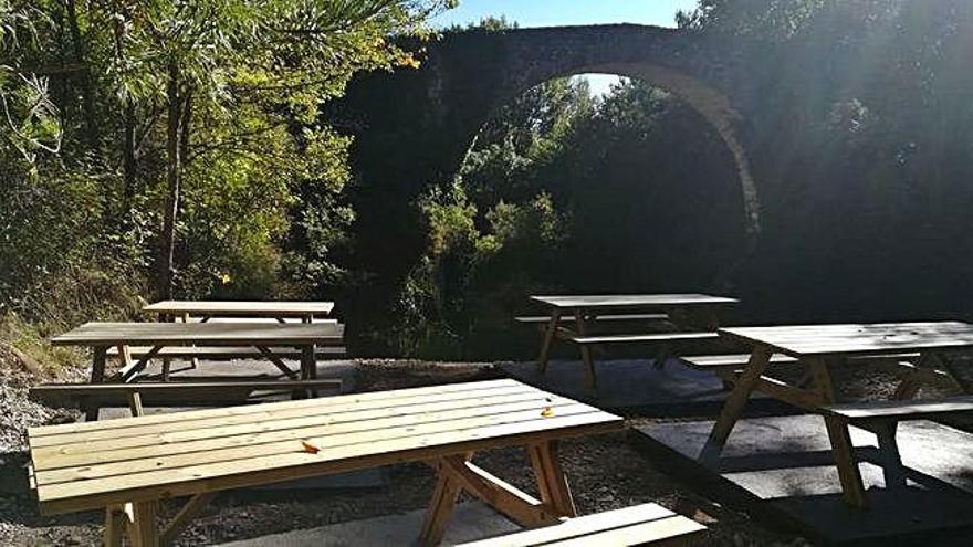 La zona de pícnic construïda al pont de Vall-llonga amb la subvenció del 2017