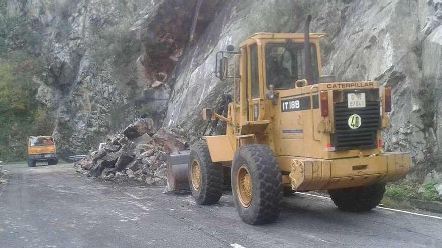 Retirada del argayo que afectó ayer a la carretera que conduce a San Xuan de Beleño, en Ponga.