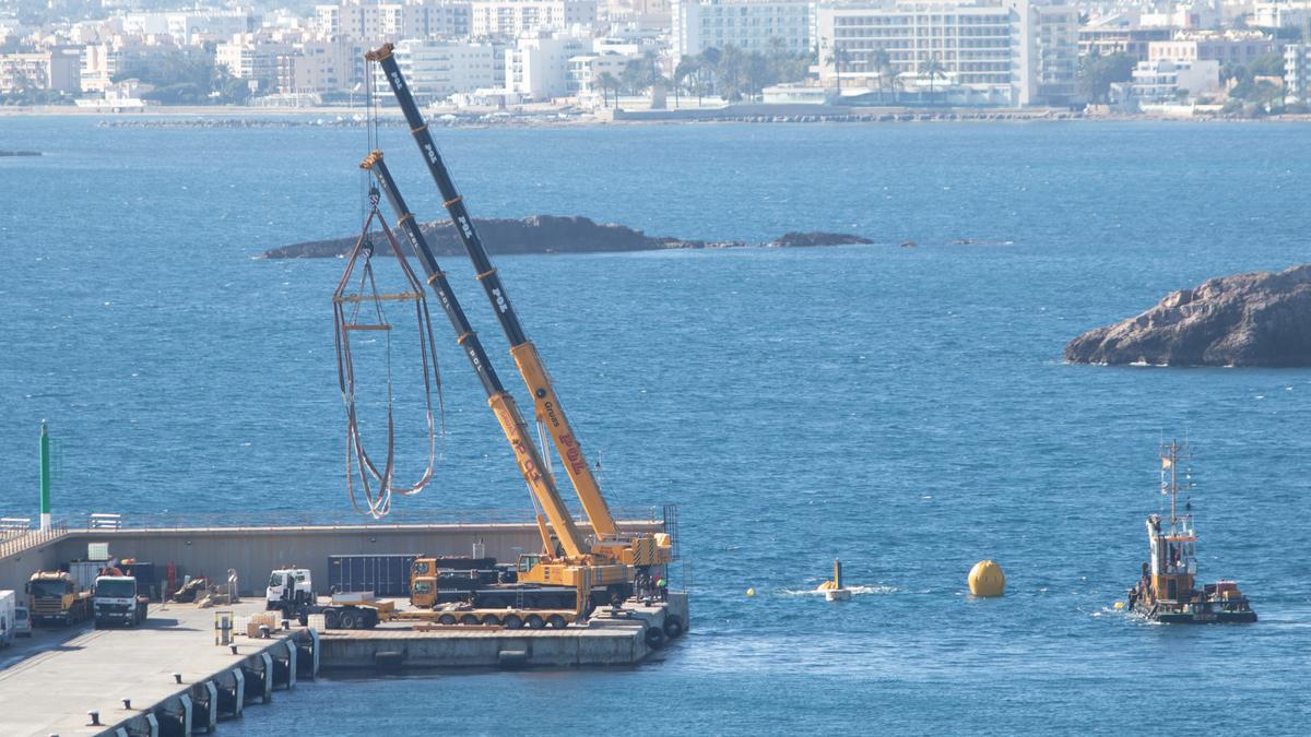 Reflotado el pesquero 'Charpat Segundo', hundido en el puerto de Ibiza.