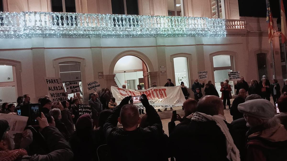 Protesta de SOS Parke ante el Ayuntamiento de Alfafar el pasado lunes.