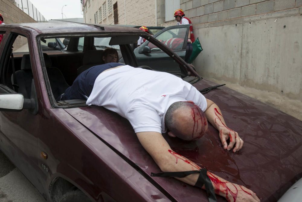 Cincuenta alumnos de Cruz Roja participan en un simulacro de accidente de tráfico