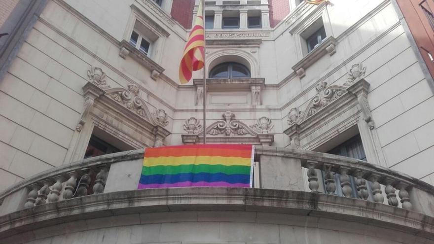 La façana de l&#039;Ajuntament de Berga llueix la bandera gai