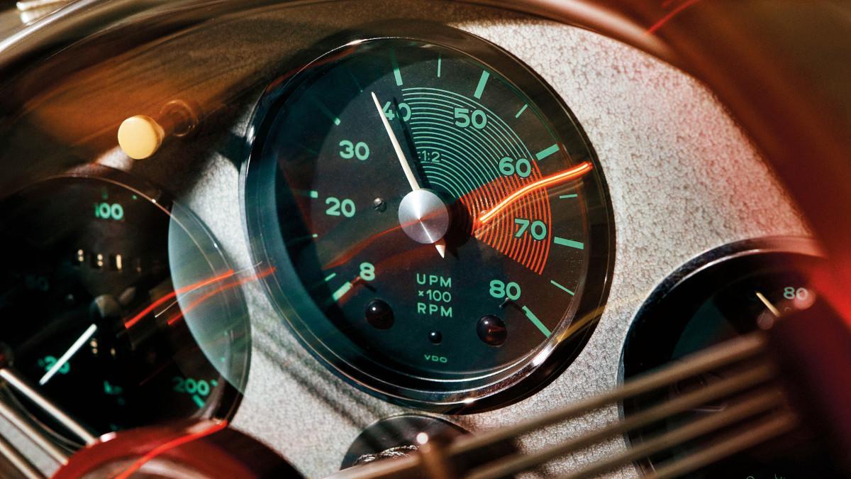 Cuentarevoluciones central en el Porsche 550 Spyder
