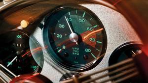 Cuentarevoluciones central en el Porsche 550 Spyder